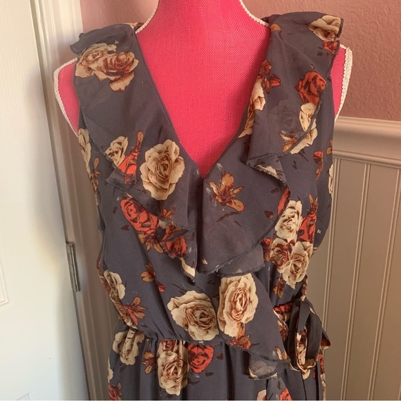 Grey Floral V-Neck Ruffled Dress with side Tie, Chiffon, size M - Picture 2 of 7